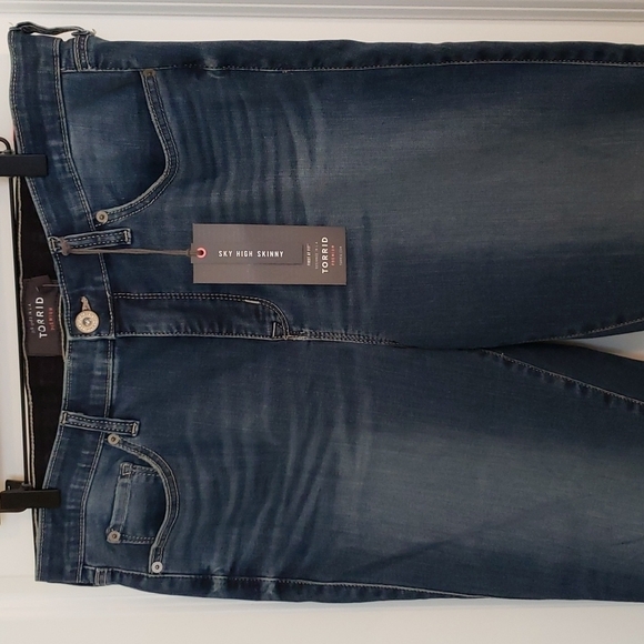 Torrid Sky High Skinny Stretch Jean Medium Wash - Size 18 Short - Picture 4 of 8